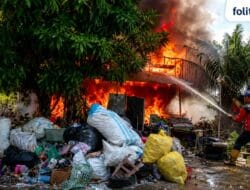 Ditinggal Mencari Barang Bekas, Rumah Pengepul Terbakar