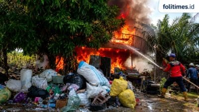 Ditinggal Mencari Barang Bekas, Rumah Pengepul Terbakar