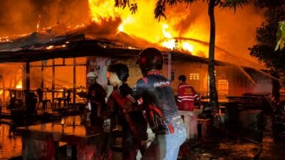 Toko Kopi Bumi Terbakar, Rumah Kayu Sekitar Sempat Terancam