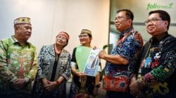 Dr. Tari Budayanti Usop saat menyerahkan berkas pencalonan Rektor UPR periode 2026–2030