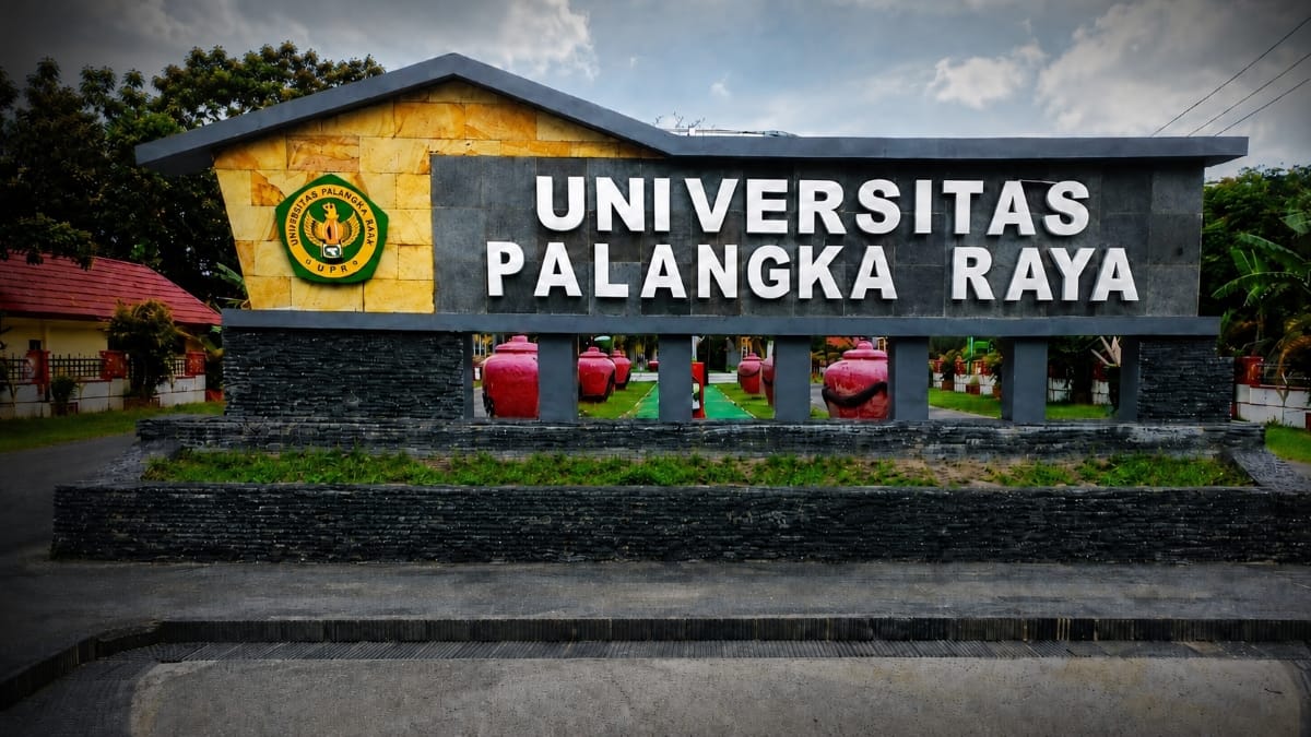 Gerbang Universitas Palangka Raya menjadi latar pemberitaan kasus Pemilihan Rektor UPR tahun 2026