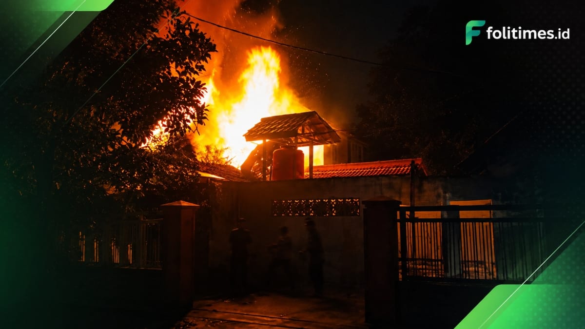 Kebakaran melanda rumah kosong di Jalan Junjung Buih III, Palangka Raya, pada Jumat 12-06-26 malam
