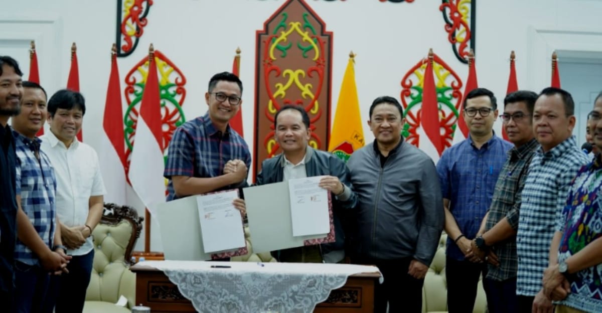 Penandatanganan (MoU) antara Gubernur Kalteng Agustiar Sabran dan Presiden klub Adhyaksa FC. Dok Humas Pemprov