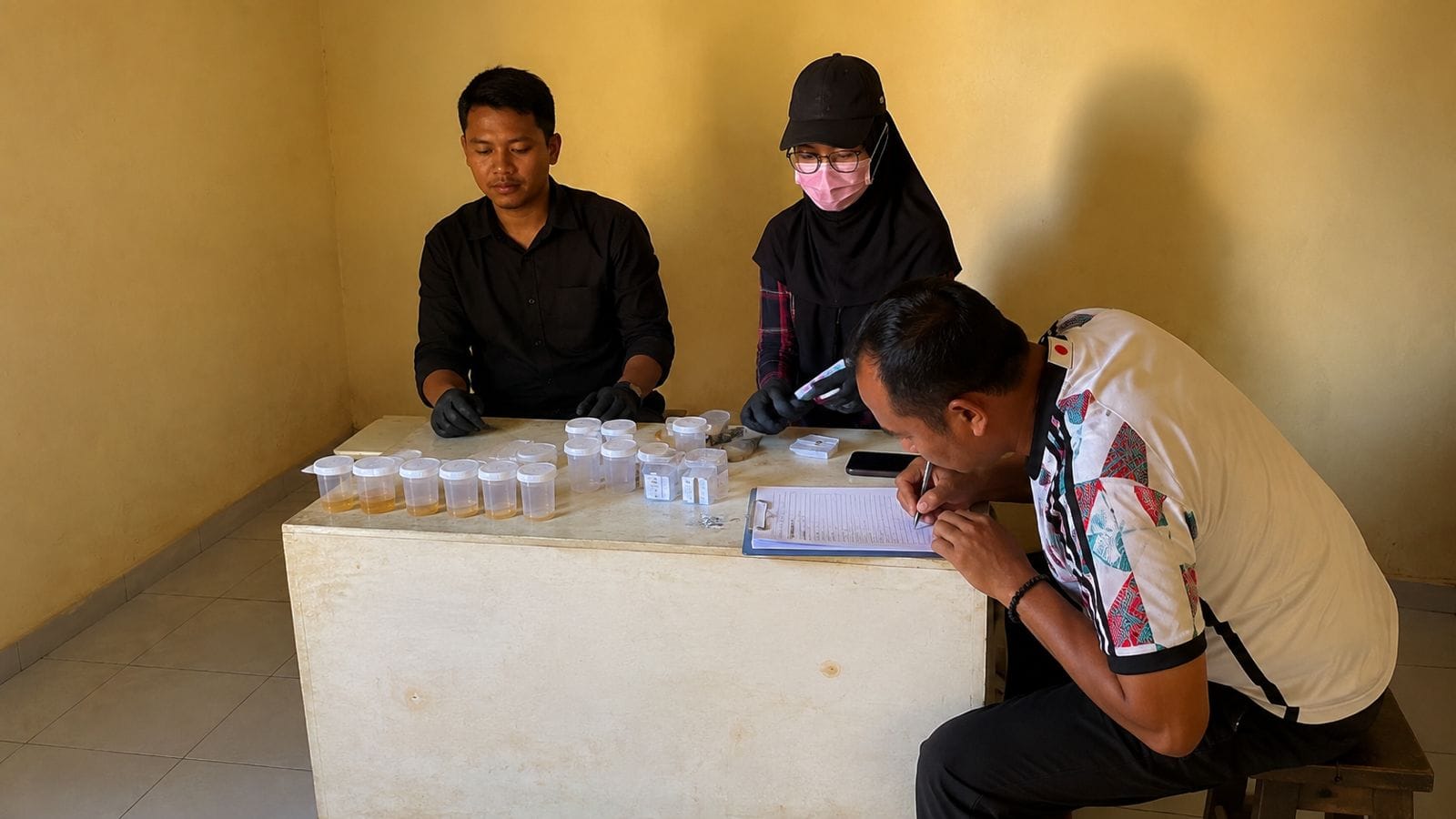 Petugas BNNK Kotawaringin Barat melakukan pemeriksaan urine mendadak terhadap pekerja perkebunan PT Aji Jaya Plantation, Senin (1562026) Foto Ist