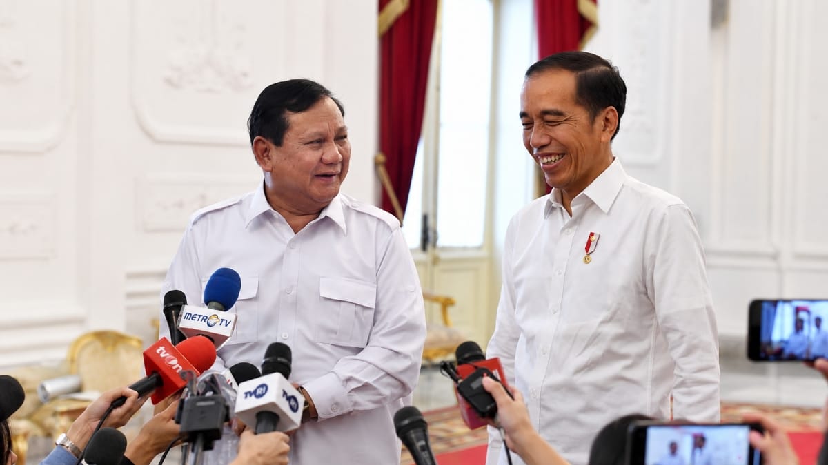 Presiden Prabowo Subianto berbincang dengan Presiden ke-7 RI Joko Widodo dalam sebuah kesempatan di Istana.Sumber foto Sekretariat Negara