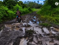 Jalan Rusak Desa Soren Ganggu Akses Warga