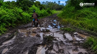 Kondisi jalan rusak di Desa Soren, Kecamatan Kota Besi, Kotawaringin Timur, yang menjadi akses utama warga