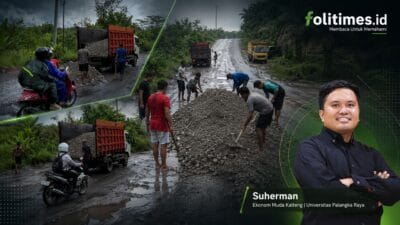 Warga Gotong Royong menimbun jalan rusak di Km 20 Desa Hajak. Foto diambil dari tangkapan layar unggahan TikTok Potret Official Kalteng