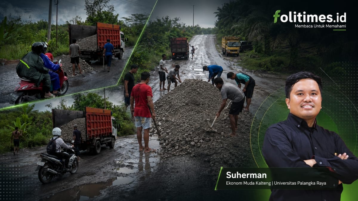 Warga Gotong Royong menimbun jalan rusak di Km 20 Desa Hajak. Foto diambil dari tangkapan layar unggahan TikTok Potret Official Kalteng