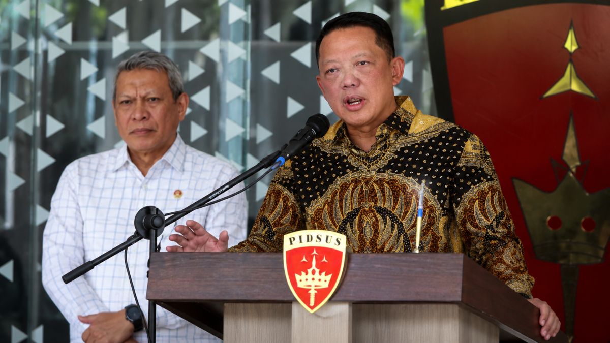 Febrie Adriansyah menyampaikan keterangan pers di Kejaksaan Agung. Pengunduran dirinya sebagai Jampidsus memicu sorotan publik.