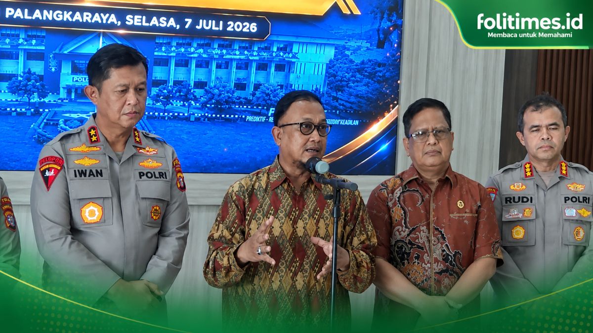 Komisioner Kompolnas Choirul Anam (tengah) didampingi Kapolda Kalimantan Tengah Irjen Pol Iwan Kurniawan (kiri)