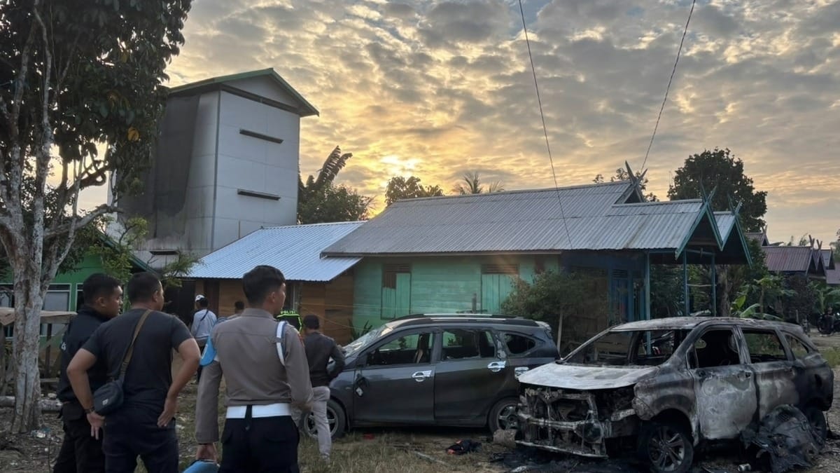 Kondisi kendaraan di sekitar lokasi pascainsiden operasi penggerebekan sabu di Desa Tumbang Kalemei, Kecamatan Katingan Tengah, Kabupaten Katingan. Sumber foto Istimewa.