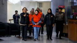 Petugas KPK menggiring Bupati Sukoharjo Etik Suryani usai penahanan terkait dugaan pemerasan di Gedung Merah Putih KPK, Jakarta.