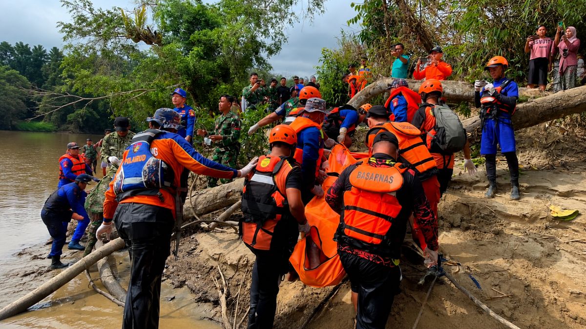 Tim SAR gabungan mengevakuasi jasad Aiptu Sumaryanto usai ditemukan di Sungai Katingan, Kabupaten Katingan. Foto Basarnas Palangka Raya.