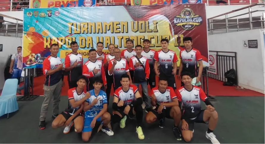 Tim Aji Jaya berfoto bersama usai mengalahkan Polres Barito Selatan dengan skor 3-1 pada babak penyisihan Turnamen Voli Kapolda Cup II 2026 di Palangka Raya.