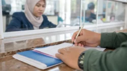 Warga mengakses layanan informasi publik melalui kanal resmi pemerintah